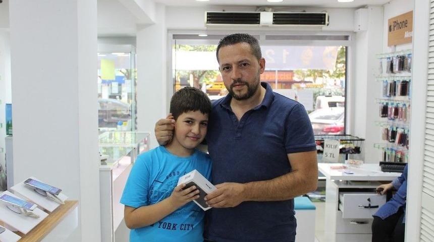 6 Bin Tl&rsquo;lik Telefonlarını &Ccedil;aldıran İş Yeri Sahibi S&ouml;z&uuml;n&uuml; Tuttu