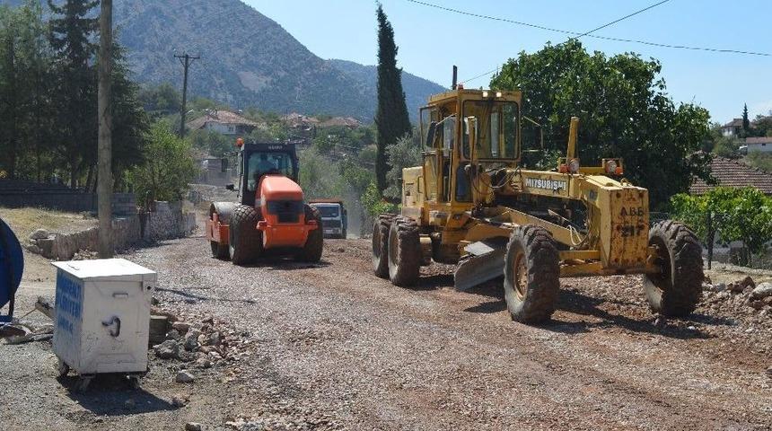 D&ouml;şemealtı Akko&ccedil; Yolu Asfalta Hazırlanıyor