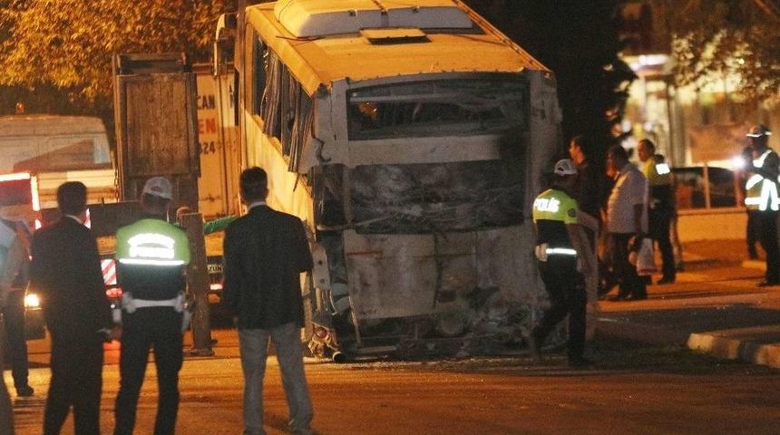 Mersin&rsquo;de Bombalı Saldırının D&uuml;zenlendiği Polis Servis Aracı Olay Yerinden Kaldırıldı