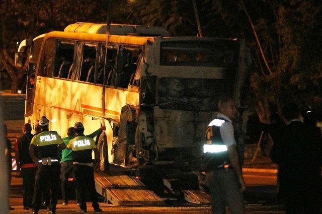 Mersin’de Bombalı Saldırının Düzenlendiği Polis Servis Aracı Olay Yerinden Kaldırıldı