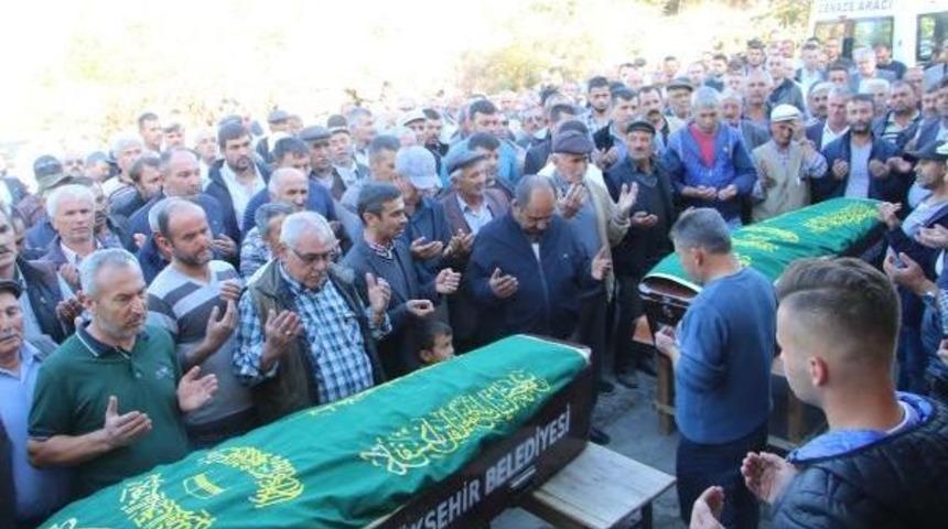 Kardeşinin Cenazesinde Kalp Krizi Ge&ccedil;irip &Ouml;ld&uuml;