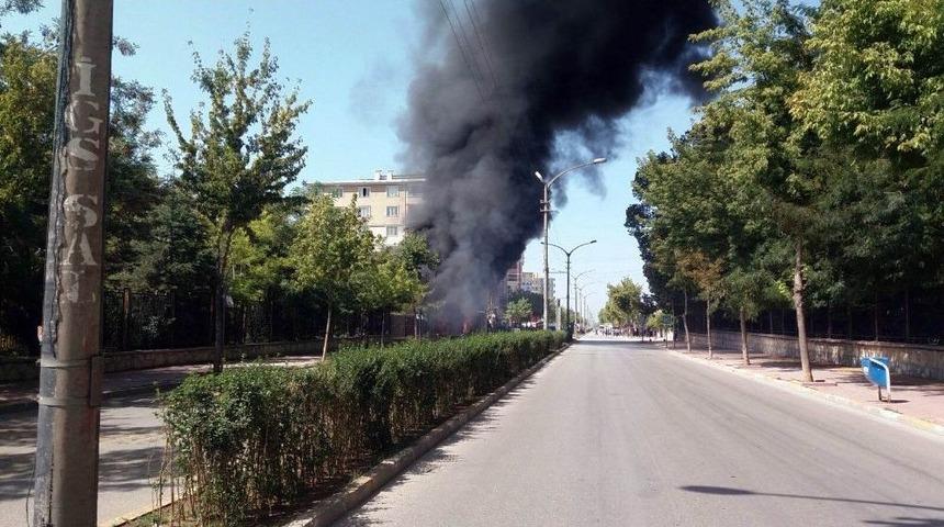 Karayolları B&ouml;lge M&uuml;d&uuml;rl&uuml;ğ&uuml; Bah&ccedil;esinde Korkutan Yangın