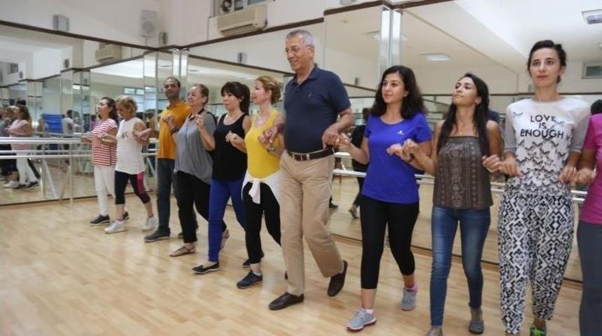 Başkan Tarhan, Halk Oyunu &Ouml;ğreniyor