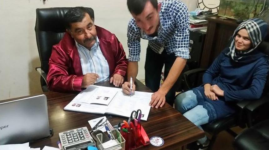 Muhtarlar, Nikahı C&uuml;bbe Giyip Kıyıyor