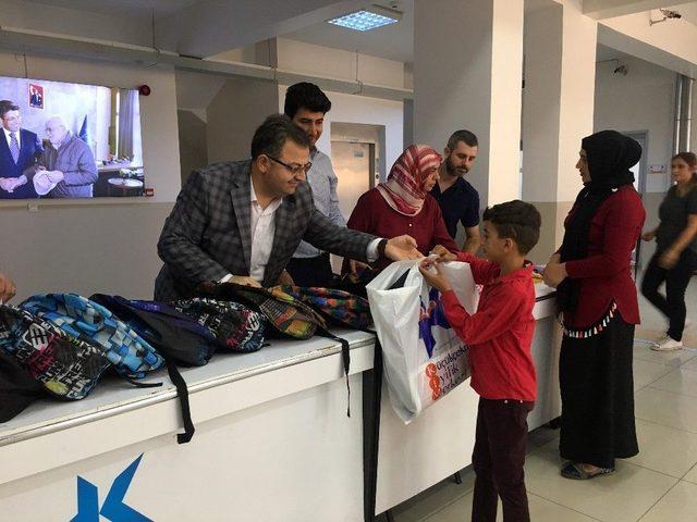 K&uuml;&ccedil;&uuml;k&ccedil;ekmece Belediyesi&rsquo;nden İhtiya&ccedil; Sahibi &Ouml;ğrencilere Kırtasiye Yardımı 3