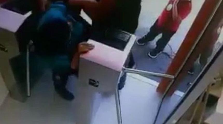 (&ouml;zel Haber) Kadın Tuvalet G&ouml;revlisini 1 Lira İ&ccedil;in Tekme Tokat D&ouml;vd&uuml;ler