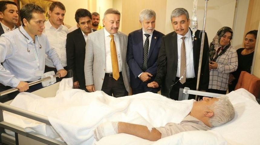 Ak Partili Milletvekilleri Bombalı Saldırıda Yaralananları Hastanede Ziyaret Etti