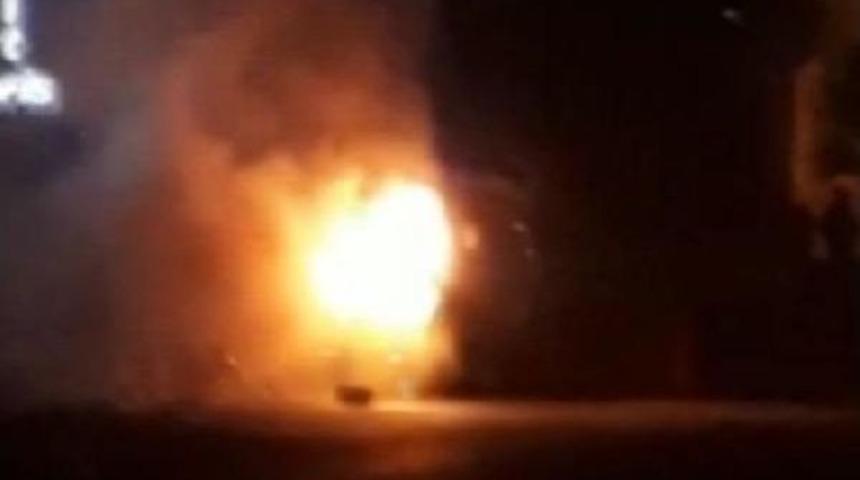 Kağıthane'de Kundaklama: Ara&ccedil;ların Alev Alev Yanma Anı Kamerada (1)