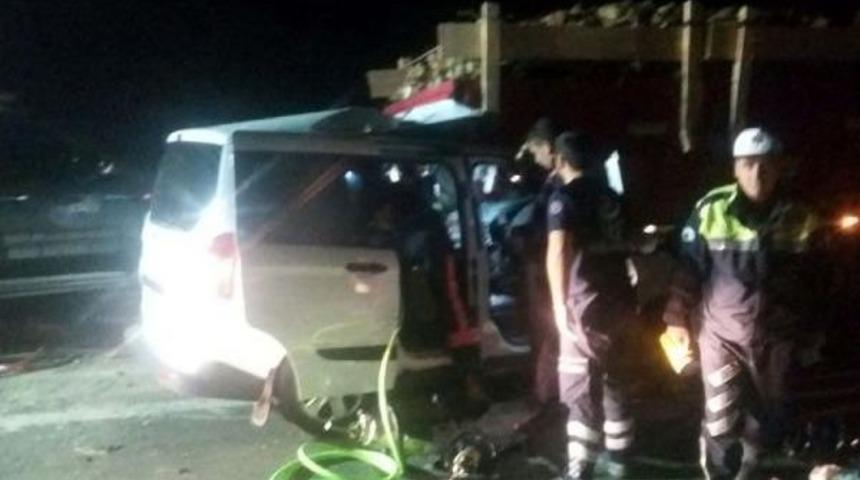 Trakt&ouml;re &Ccedil;arpan Hafif Ticari Aracın S&uuml;r&uuml;c&uuml;s&uuml; &Ouml;ld&uuml;