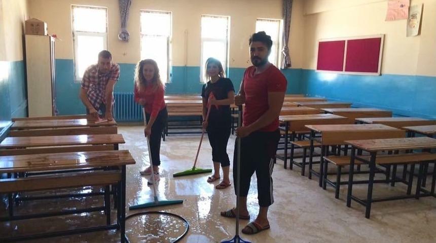 &Ouml;ğretmenler Sınıfları Yıkadı