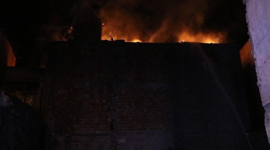 İki Katlı Binanın &Ccedil;atı Katı Alevlere Teslim Oldu