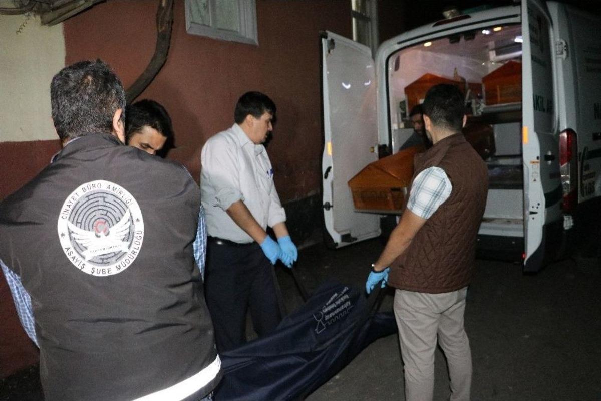 Şizofren Hastası Gen&ccedil; Tartıştığı Babasını &Ouml;ld&uuml;rd&uuml;