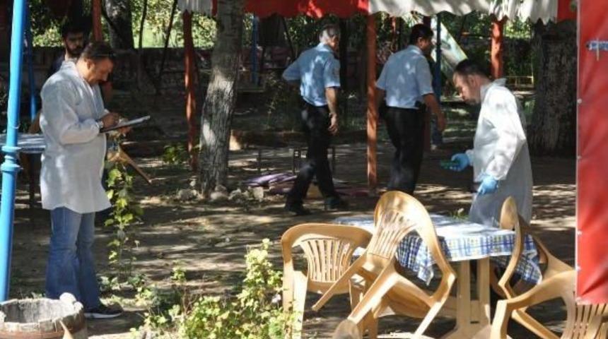 Restoranda Bı&ccedil;ak Ve Sopalı Kavga: 1 Ağır Yaralı