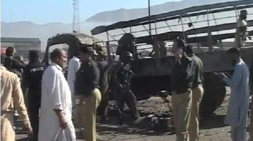 Pakistan'da Bombalı Ara&ccedil;la Saldırıda En Az Yedi Polis &Ouml;ld&uuml; (2)