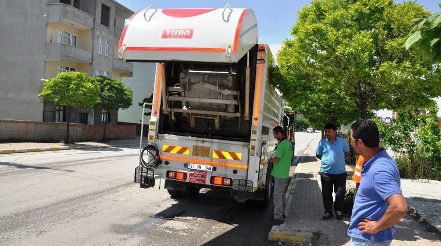 Temizlik Ekipleri Sokakları Vatandaşlar İle Temizliyor