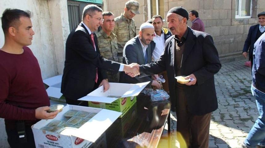 Kaymakam Vatandaşlara Tek Tek Aşure Dağıttı