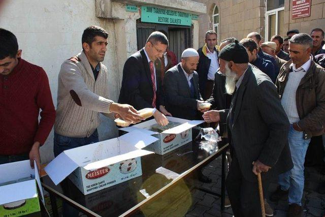 Kaymakam Vatandaşlara Tek Tek Aşure Dağıttı 1