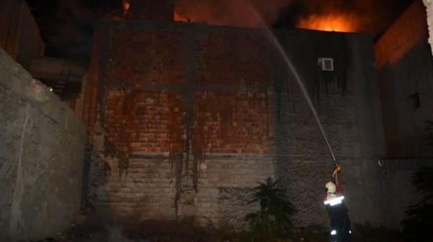 İki Katlı Binanın Ahırı Yandı
