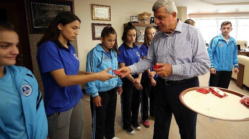 Başkan Karaosmanoğlu Kağıtspor’lu Sporcuları Makamında Ağırladı