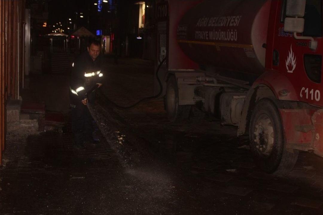 Ağrı&rsquo;da İtfaiye Ekipleri Yolları Yıkıyor