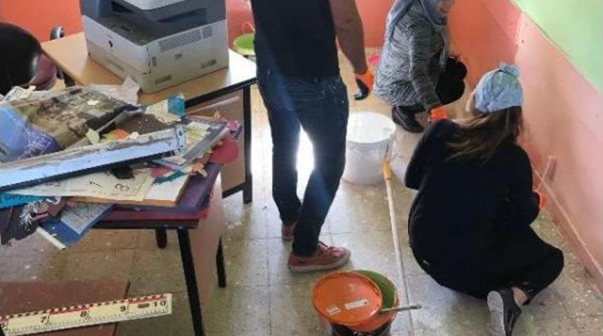 Fotoğraf Sanat&ccedil;ıları K&ouml;y Okulunu Boyadı