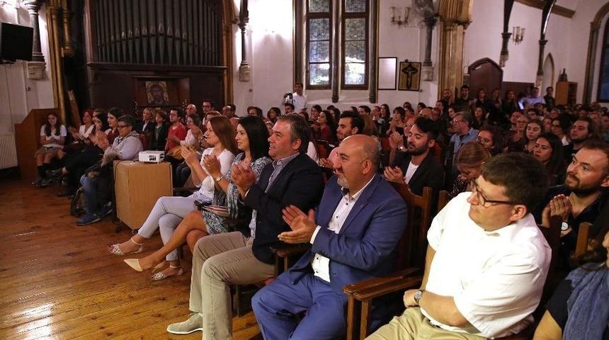 Ünlü Yazarın Eserlerine Farklı Yorum