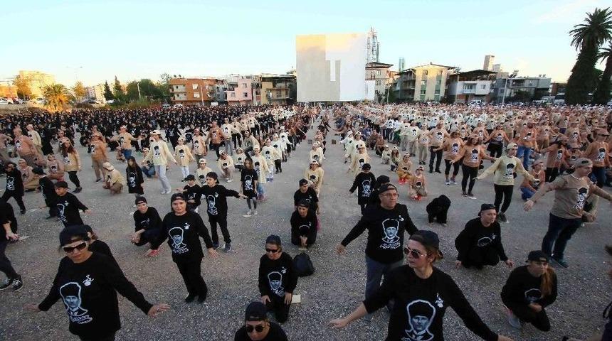 3 Bin Kişi Aynı Anda Zeybek Oynayıp Atat&uuml;rk Portresi Oluşturacak