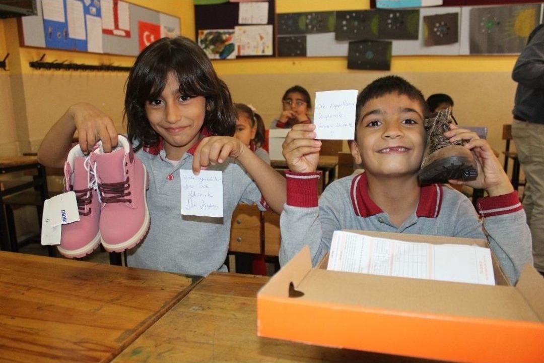 (&ouml;zel Haber) Hediye Paketlerini A&ccedil;an Minikleri Duygulandıran Notlar