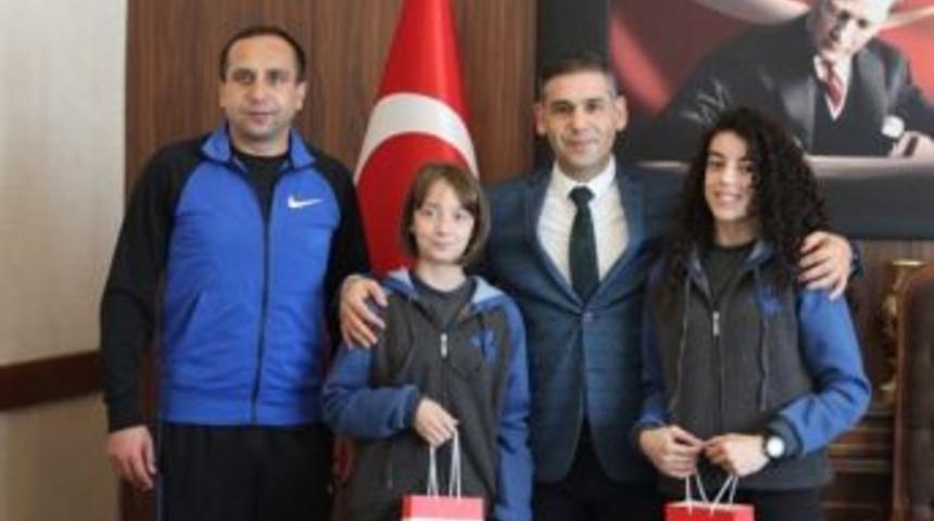 İl Milli Eğitim M&uuml;d&uuml;r&uuml; Murat Aşım Başarılı &Ouml;ğrencileri Makamında Ağırladı
