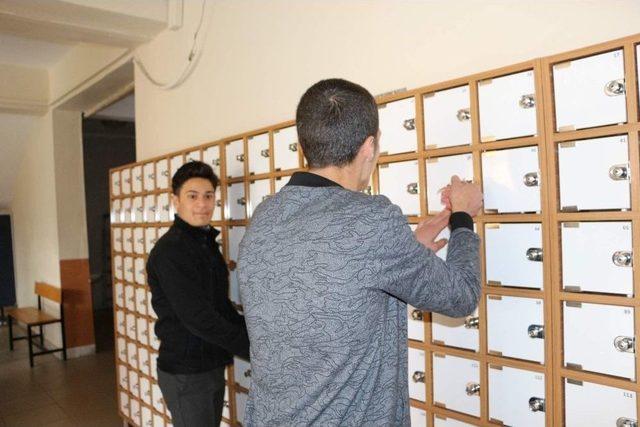 Bu Okulda &ldquo;telefonlar Dolapta, Dikkatler Derste&rdquo; 1