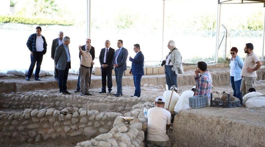 İzmir&rsquo;de 8500 Yıl &Ouml;ncesine Ait Tarihi Eserler G&uuml;n Y&uuml;z&uuml;ne &Ccedil;ıktı