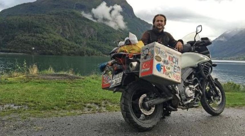 Akademisyen, Motosikletle D&uuml;nyayı Geziyor