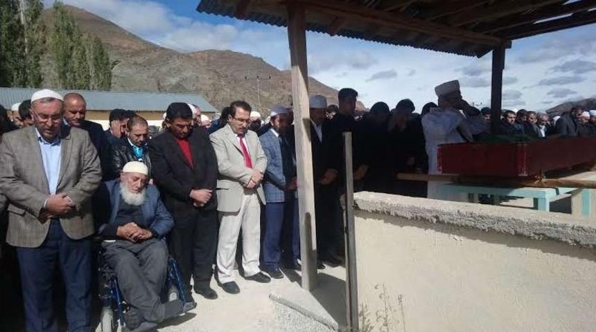 M&uuml;ft&uuml; &Ccedil;elik, Annesinin Cenazesini Kıldırdı