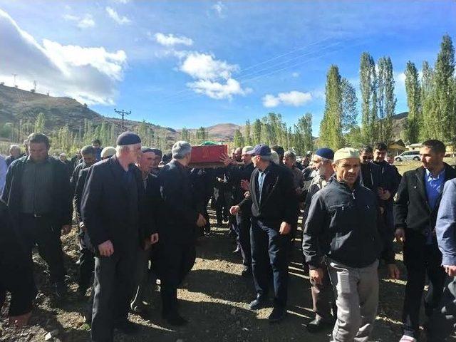 M&uuml;ft&uuml; &Ccedil;elik, Annesinin Cenazesini Kıldırdı 1