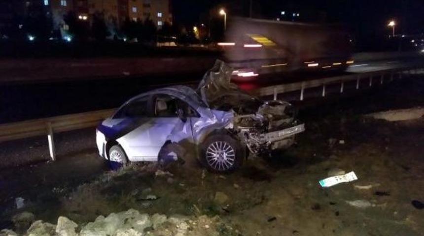 Kaza Yaptığı Otomobili Bırakıp, Ka&ccedil;tı