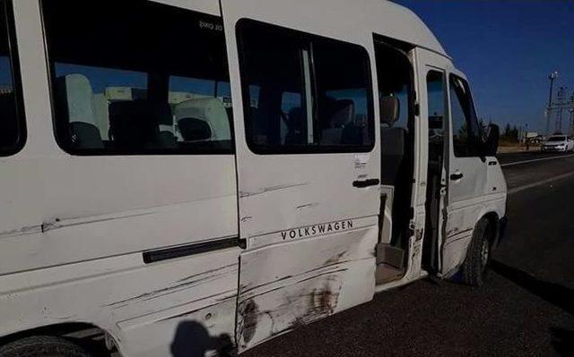 Otomobil, Yolcu Taşıyan Minib&uuml;se &Ccedil;arptı 1