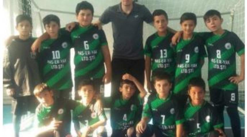 Hisarcıklı İş Adamından &Ouml;ğrencilere Forma Desteği