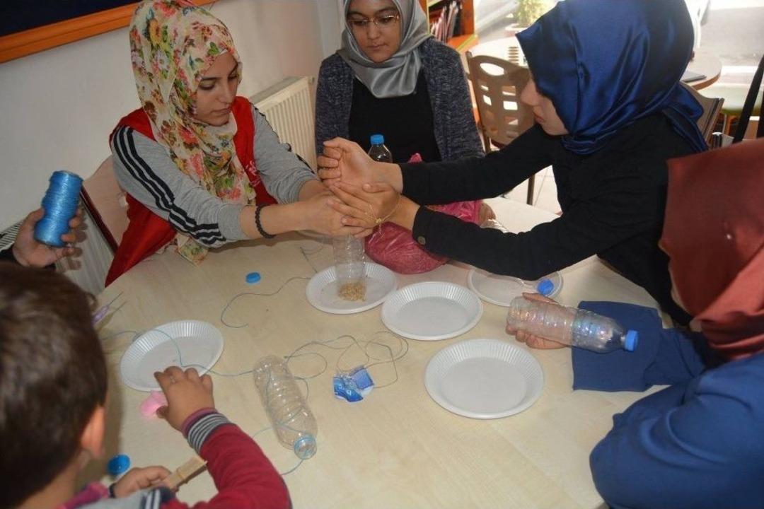 Kuşlar İ&ccedil;in Plastik Şişe Ve Tabaklardan Yem Kapları Yaptılar