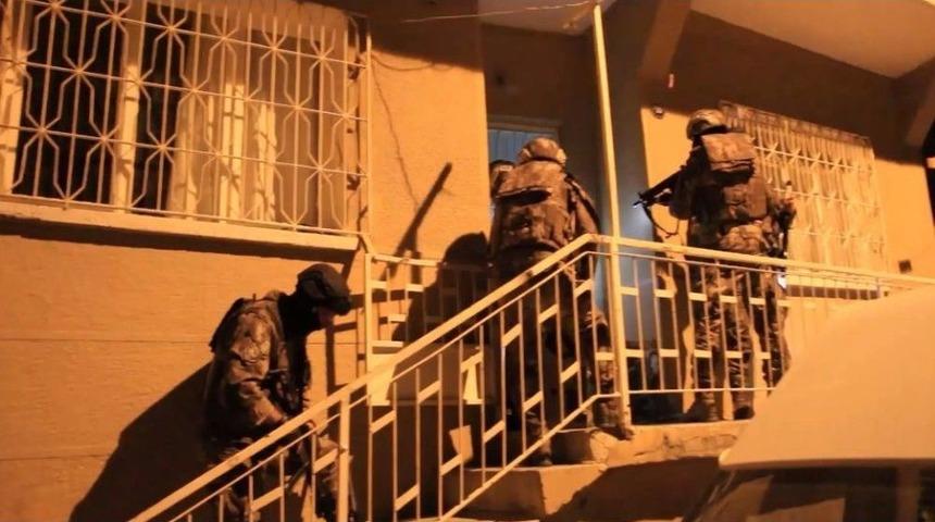 İzmir&rsquo;de Uyuşturucu &Ccedil;etesi 6 Aylık Takip Sonrası &Ccedil;&ouml;kertildi