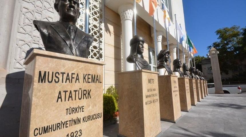 Osmaniye&rsquo;de 16 B&uuml;y&uuml;k T&uuml;rk Devleti Bayrağı Dalgalanıyor