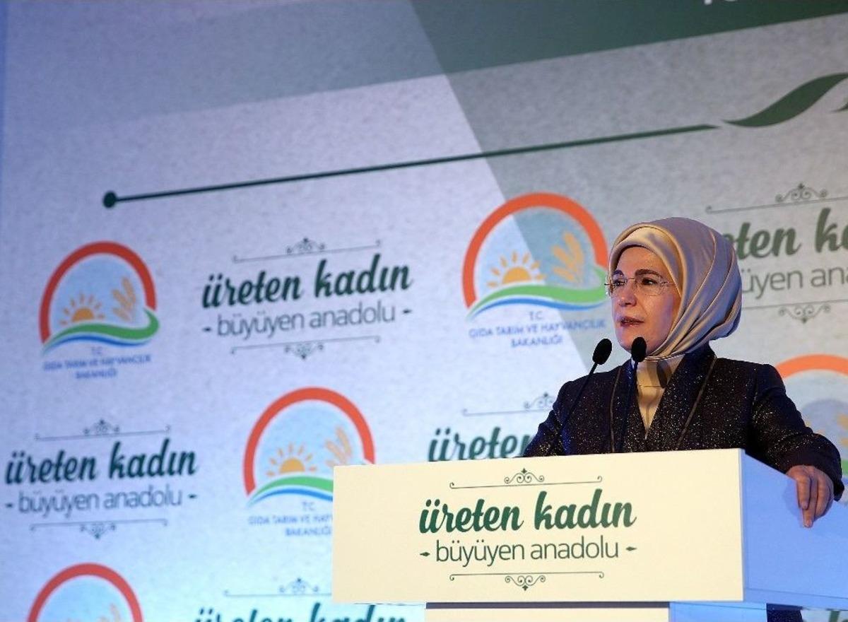 Emine Erdoğan Girişimci Kadın &Ccedil;ift&ccedil;ilere &Ouml;d&uuml;llerini Takdim Etti
