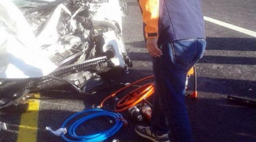 &Ouml;ğrenci Servisiyle Otomobil &Ccedil;arpıştı: 1 &Ouml;l&uuml;, 22 Yaralı