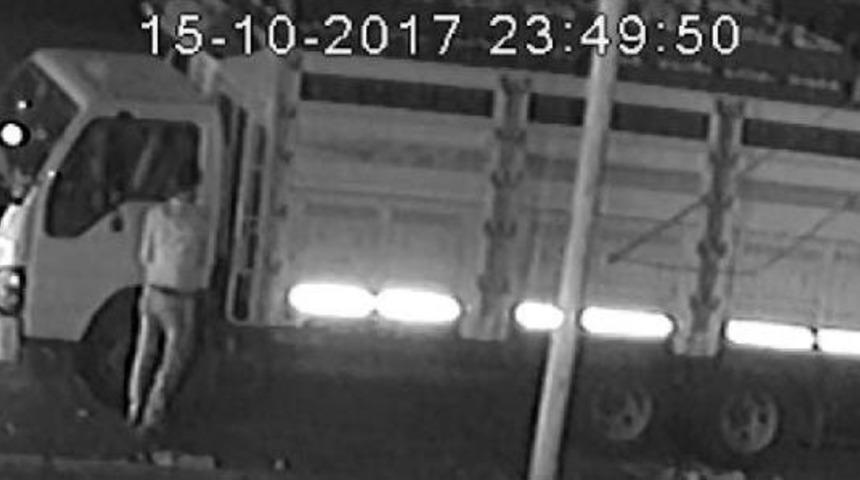 Kamyonette Hırsızlık Yaptı, Aracın Sahibini Aradığını Iddia Etti