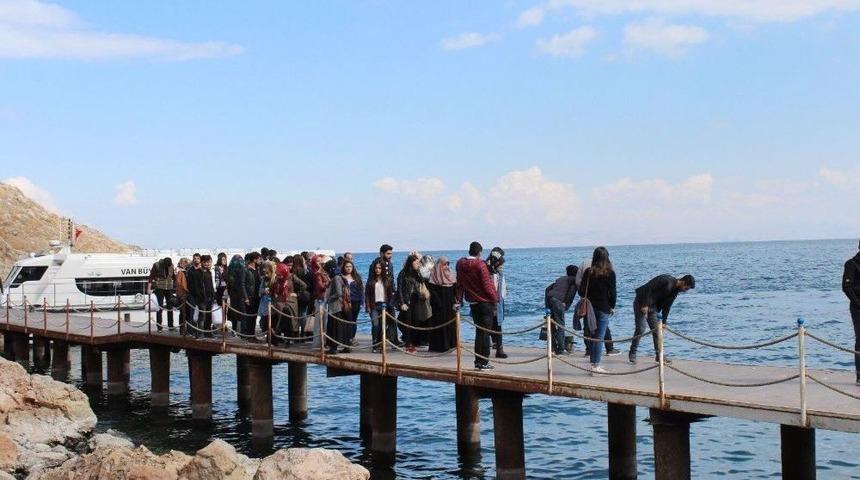 &Uuml;niversite &Ouml;ğrencileri &lsquo;mavi Tur Ve Akdamar Adası&rsquo; Gezisi