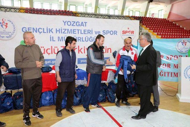 Yozgat&rsquo;ta Amat&ouml;r Spor Kul&uuml;plerine Malzeme Desteği Yapıldı 2