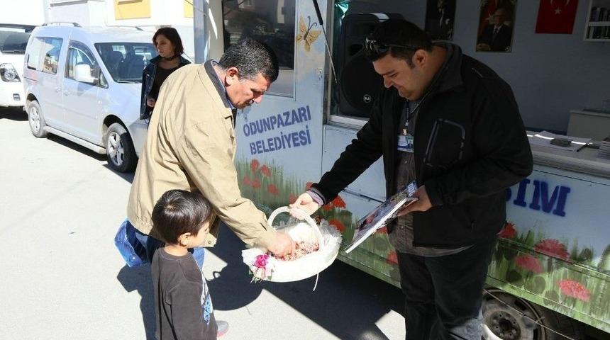 İletişim Karavanı Mahalle Mahalle Gezmeye Devam Ediyor