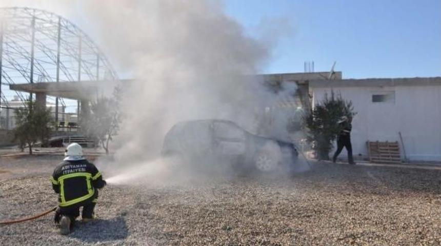 Adıyaman'da Park Halindeki Otomobil Yandı