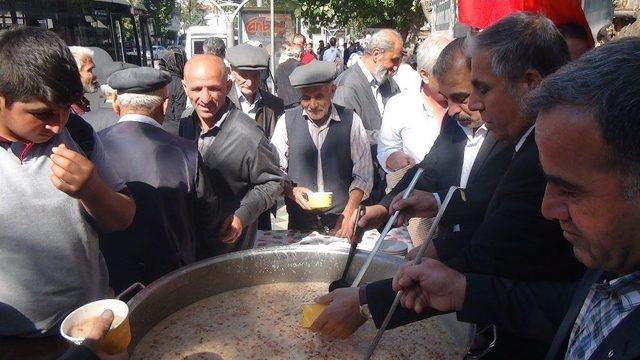 Ülkücü İşçiler Derneği Aşure Dağıttı