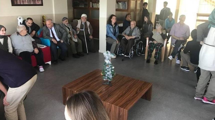 Lise Öğrencileri Yaşlıları Ziyaret Etti