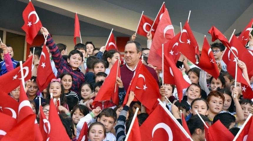 Minik Öğrencilerden Başkan Aksu’ya Sevgi Seli